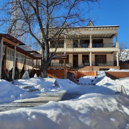 ホテル Зона Отдых Apachi В Горах Чимган エクステリア 写真